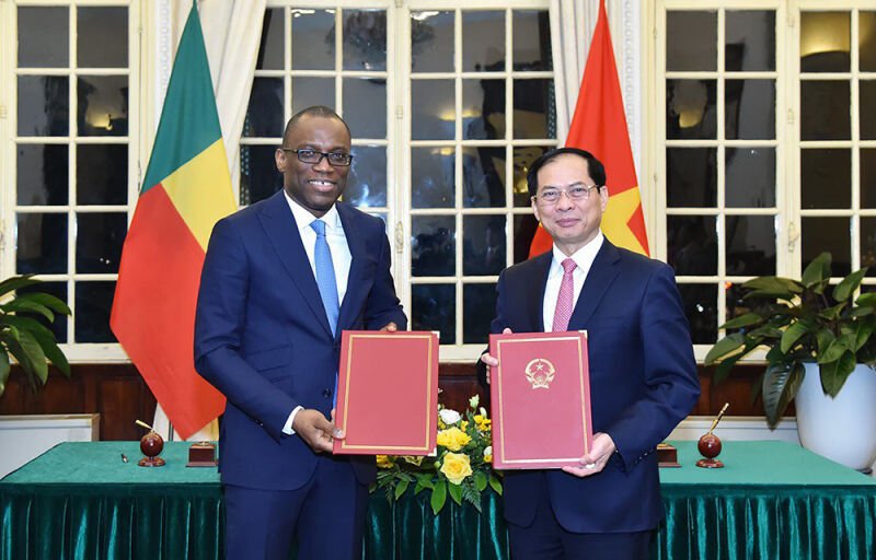 Visite du ministre Olushegun Bakari au Vietnam : de nouveaux accords signés avec son homologue Bùi Thanh Son