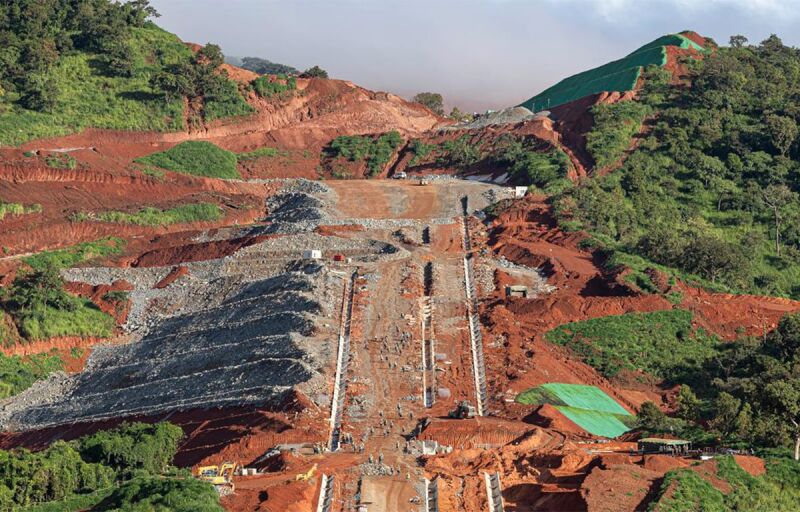 Simandou : La Guinée réalise sa première exportation de minerai de fer