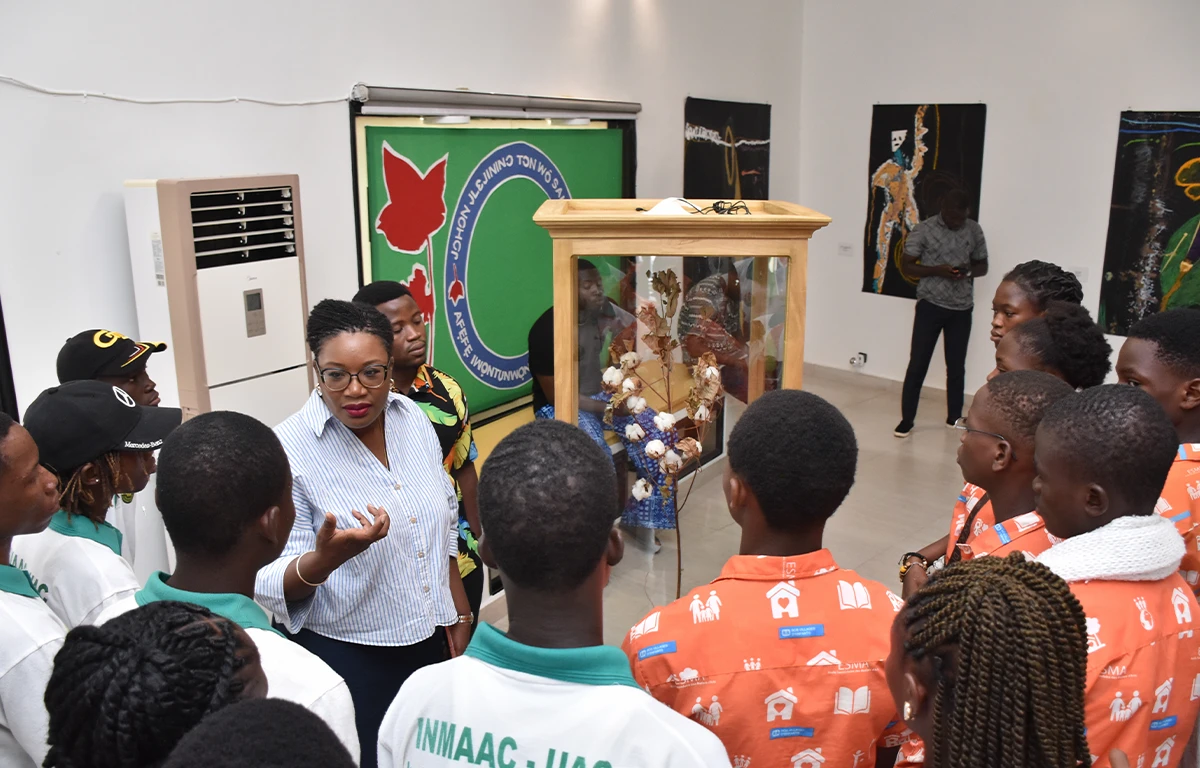 Equilibrium Wind : Thierry Oussou transforme le coton en leçon d’art contemporain pour les étudiants 